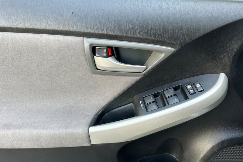 Toyota Prius Plug-In Vehicle Full-screen Gallery Image 11