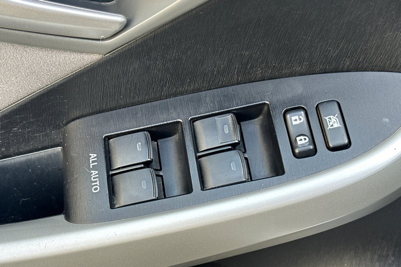 Toyota Prius Plug-In Vehicle Full-screen Gallery Image 12