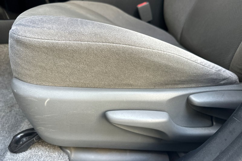 Toyota Prius Plug-In Vehicle Full-screen Gallery Image 13