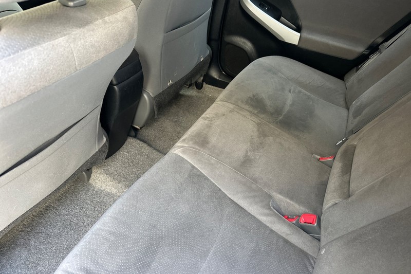 Toyota Prius Plug-In Vehicle Full-screen Gallery Image 14