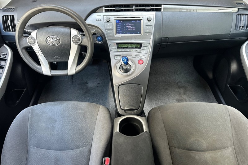 Toyota Prius Plug-In Vehicle Full-screen Gallery Image 15