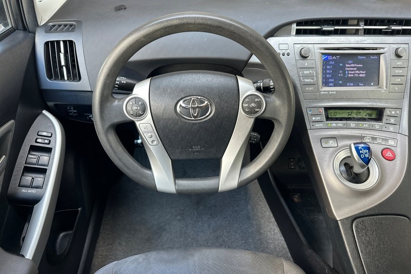 Toyota Prius Plug-In Vehicle Full-screen Gallery Image 16