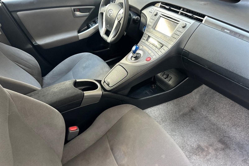 Toyota Prius Plug-In Vehicle Full-screen Gallery Image 19