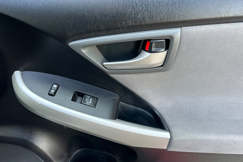 Toyota Prius Plug-In Vehicle Full-screen Gallery Image 21