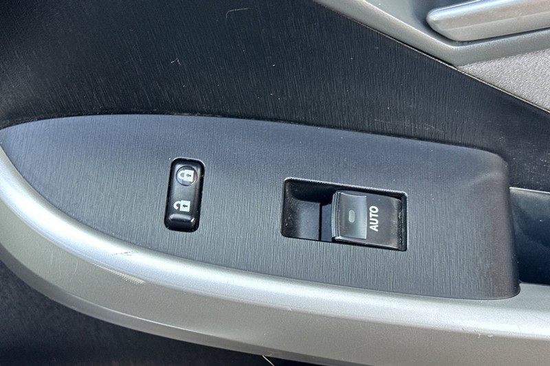 Toyota Prius Plug-In Vehicle Full-screen Gallery Image 22
