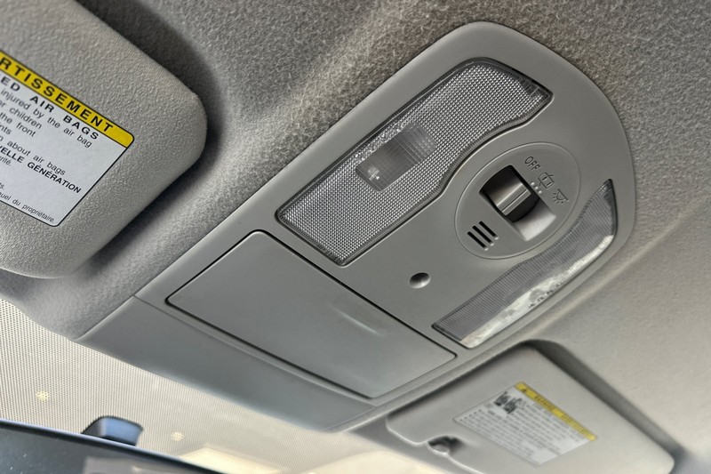 Toyota Prius Plug-In Vehicle Full-screen Gallery Image 24