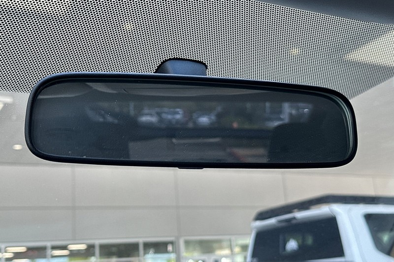 Toyota Prius Plug-In Vehicle Full-screen Gallery Image 25