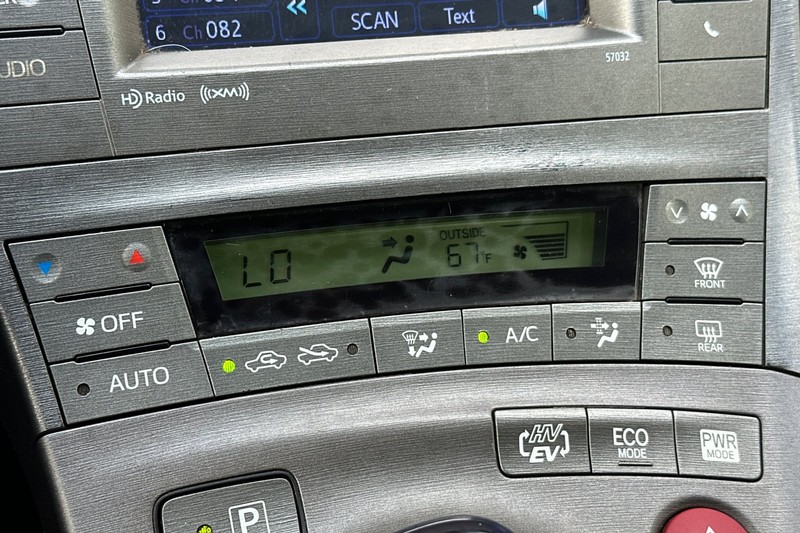 Toyota Prius Plug-In Vehicle Full-screen Gallery Image 28