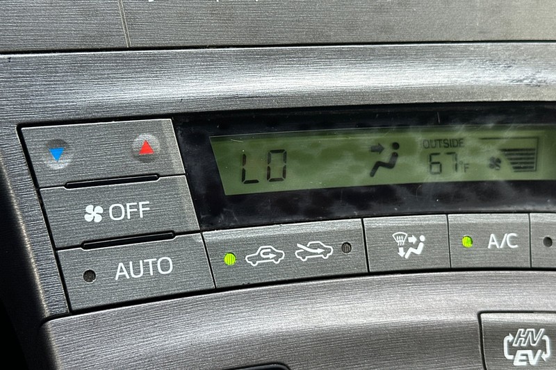 Toyota Prius Plug-In Vehicle Full-screen Gallery Image 29