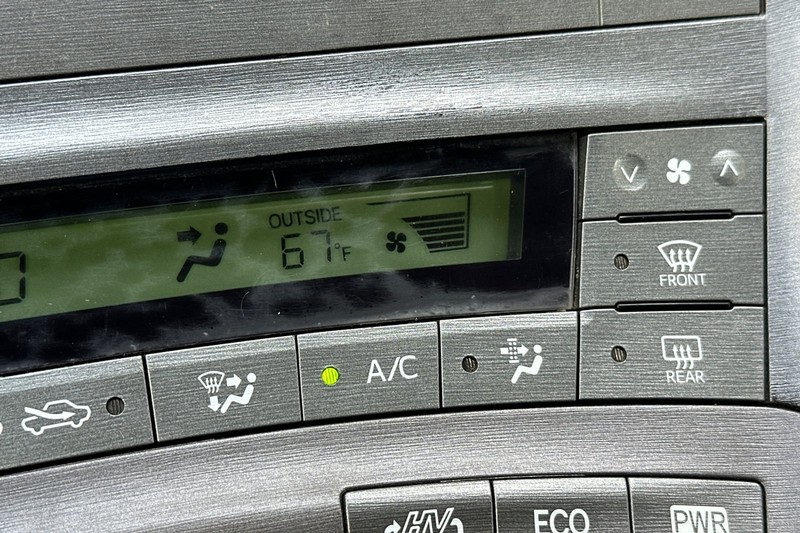 Toyota Prius Plug-In Vehicle Full-screen Gallery Image 30