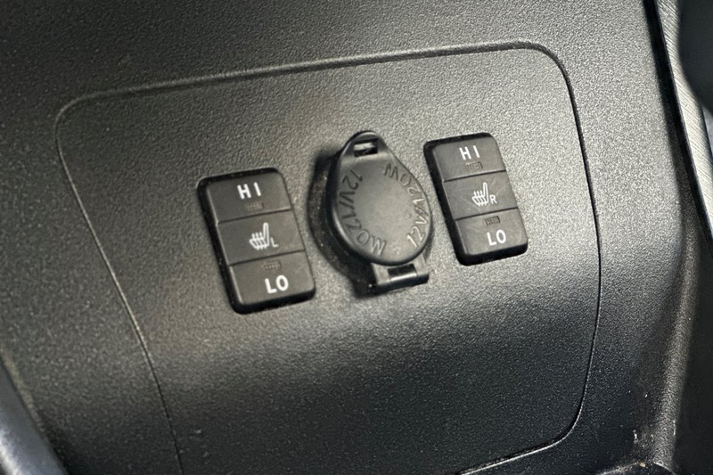 Toyota Prius Plug-In Vehicle Full-screen Gallery Image 31