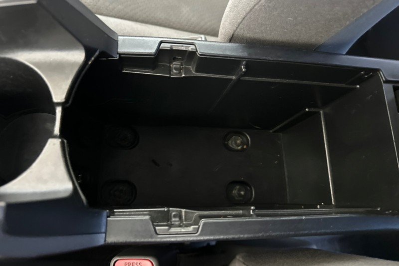 Toyota Prius Plug-In Vehicle Full-screen Gallery Image 32