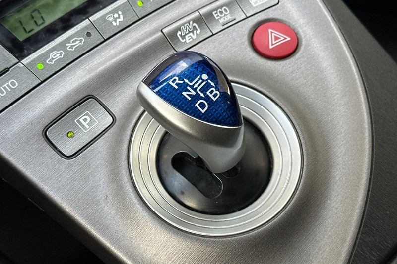 Toyota Prius Plug-In Vehicle Full-screen Gallery Image 33