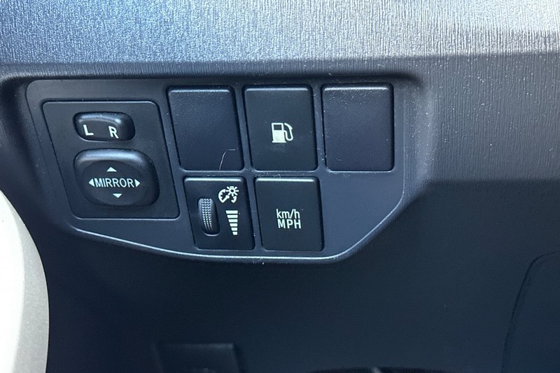 Toyota Prius Plug-In Vehicle Full-screen Gallery Image 42
