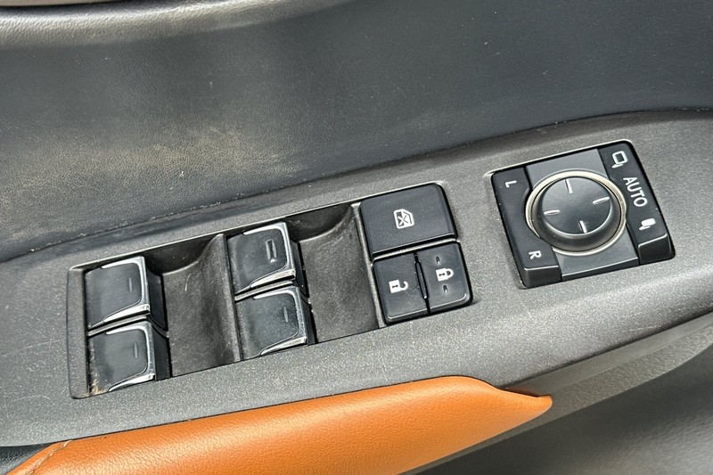 Lexus NX Vehicle Full-screen Gallery Image 12