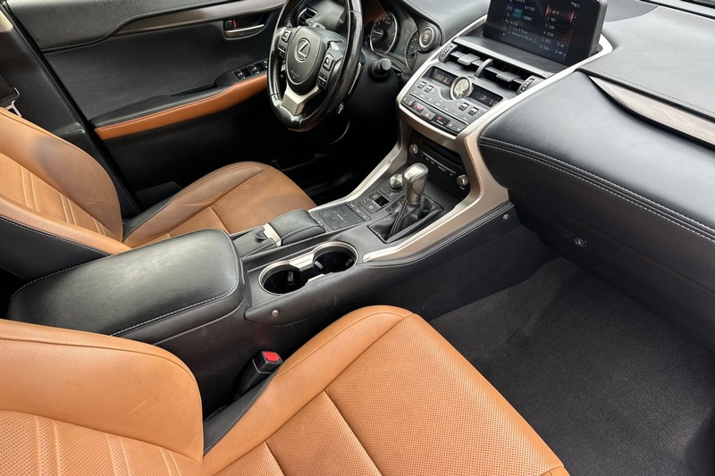 Lexus NX Vehicle Full-screen Gallery Image 19