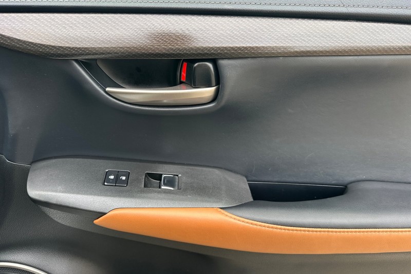 Lexus NX Vehicle Full-screen Gallery Image 21