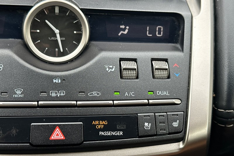 Lexus NX Vehicle Full-screen Gallery Image 30