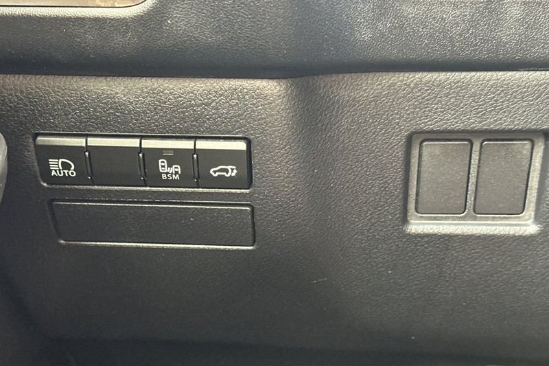 Lexus NX Vehicle Full-screen Gallery Image 41