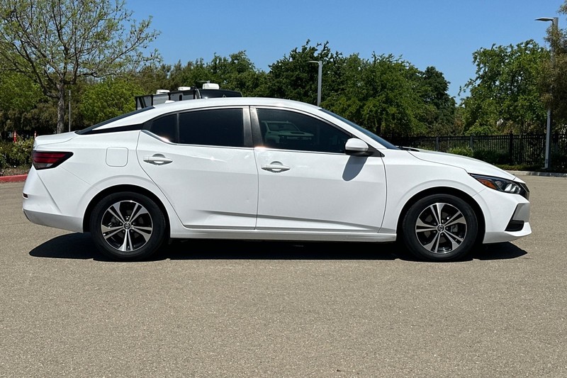 Nissan Sentra Vehicle Full-screen Gallery Image 03