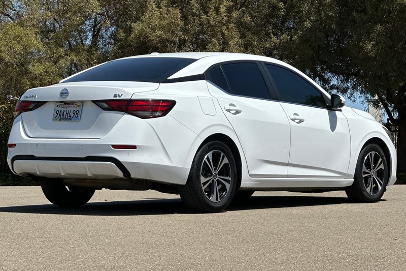 Nissan Sentra Vehicle Full-screen Gallery Image 04