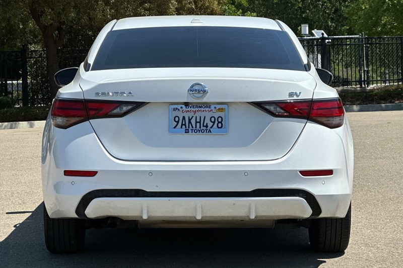Nissan Sentra Vehicle Full-screen Gallery Image 05