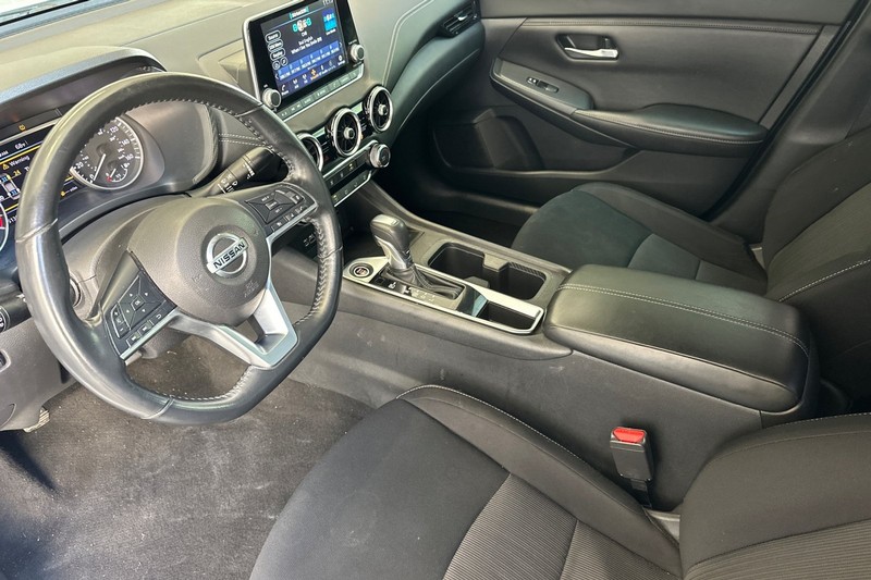 Nissan Sentra Vehicle Full-screen Gallery Image 10