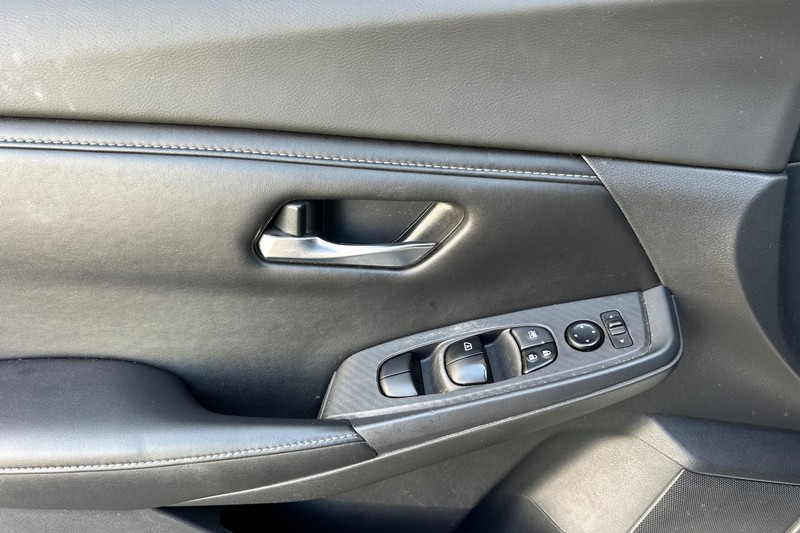 Nissan Sentra Vehicle Full-screen Gallery Image 11