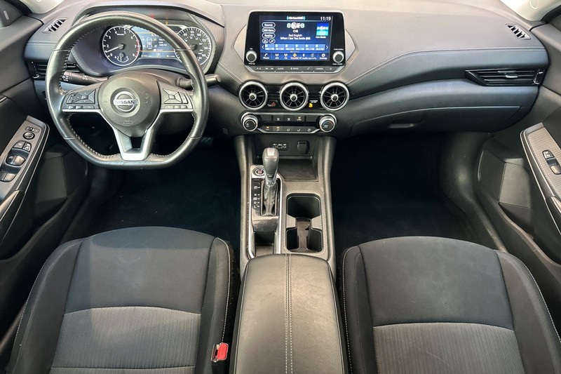 Nissan Sentra Vehicle Full-screen Gallery Image 15