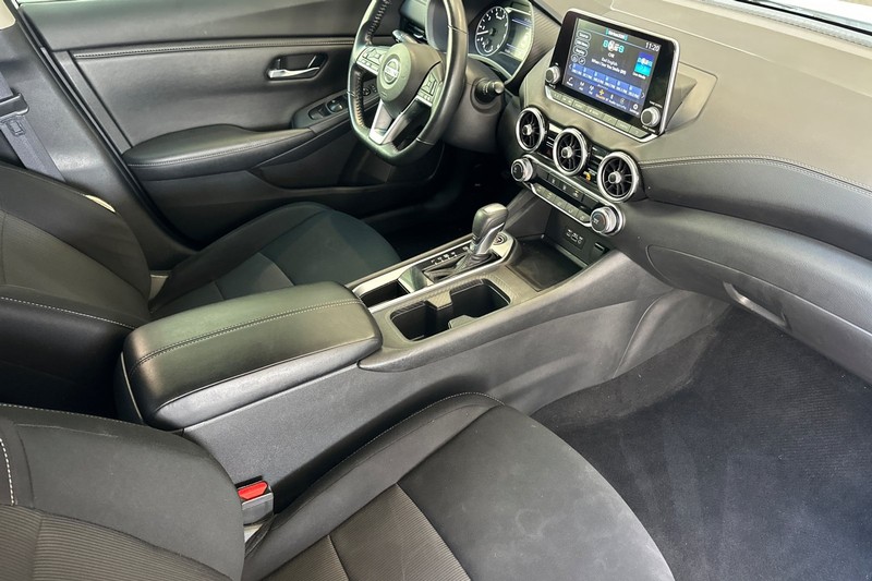 Nissan Sentra Vehicle Full-screen Gallery Image 18
