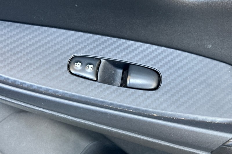 Nissan Sentra Vehicle Full-screen Gallery Image 21