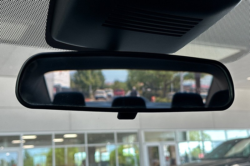 Nissan Sentra Vehicle Full-screen Gallery Image 24