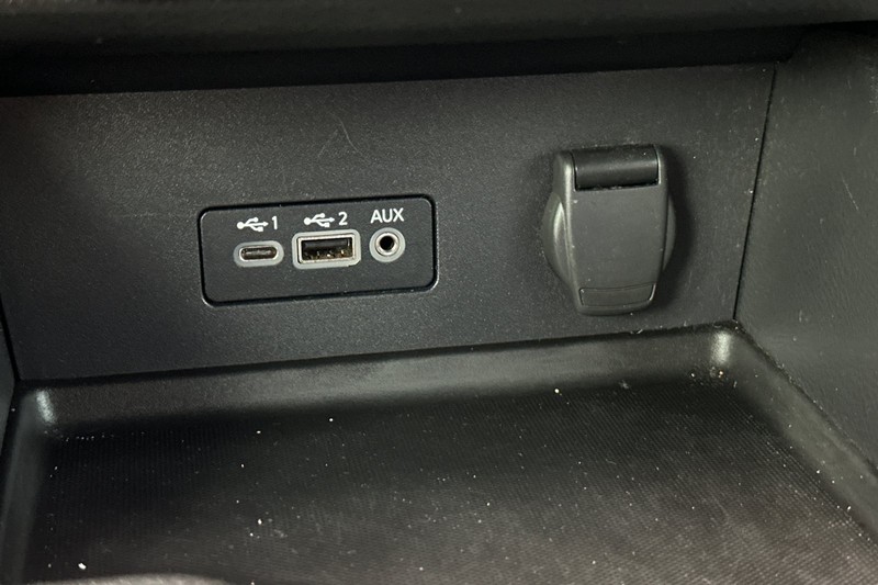 Nissan Sentra Vehicle Full-screen Gallery Image 30