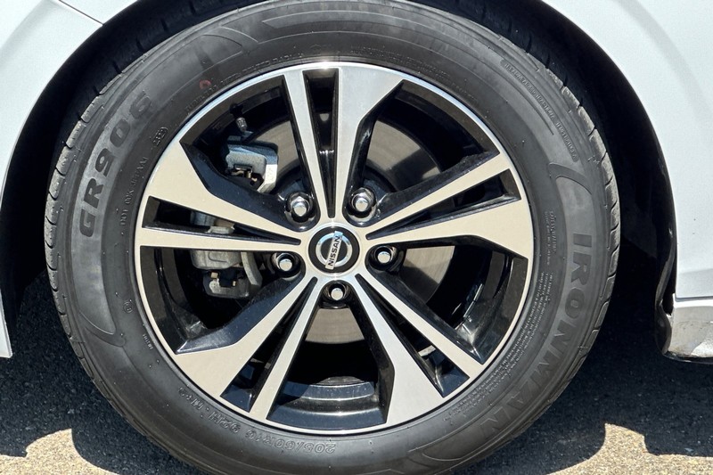 Nissan Sentra Vehicle Full-screen Gallery Image 41