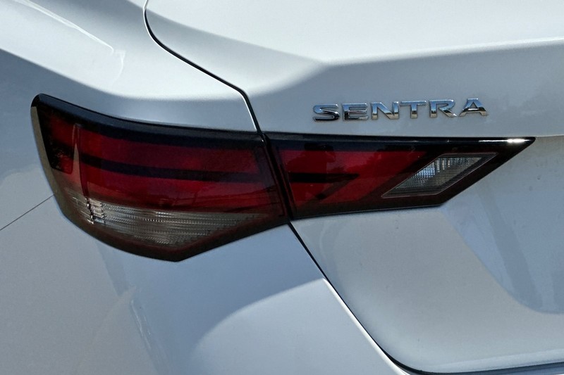 Nissan Sentra Vehicle Full-screen Gallery Image 44