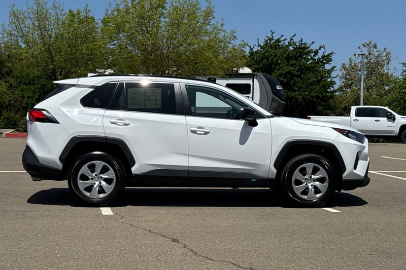 Toyota RAV4 Vehicle Full-screen Gallery Image 03