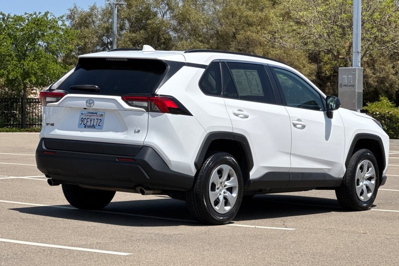 Toyota RAV4 Vehicle Full-screen Gallery Image 04