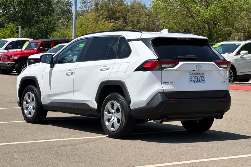 Toyota RAV4 Vehicle Full-screen Gallery Image 06