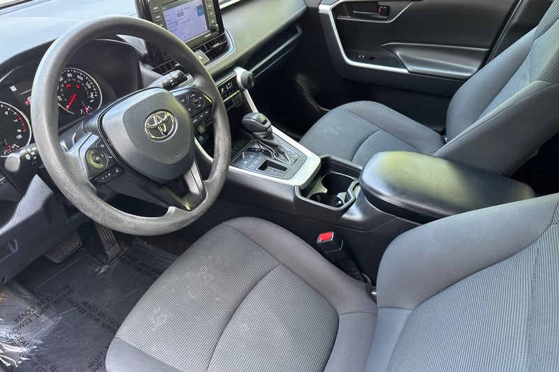 Toyota RAV4 Vehicle Full-screen Gallery Image 10