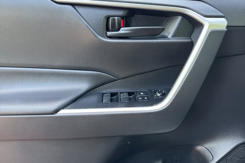 Toyota RAV4 Vehicle Full-screen Gallery Image 11
