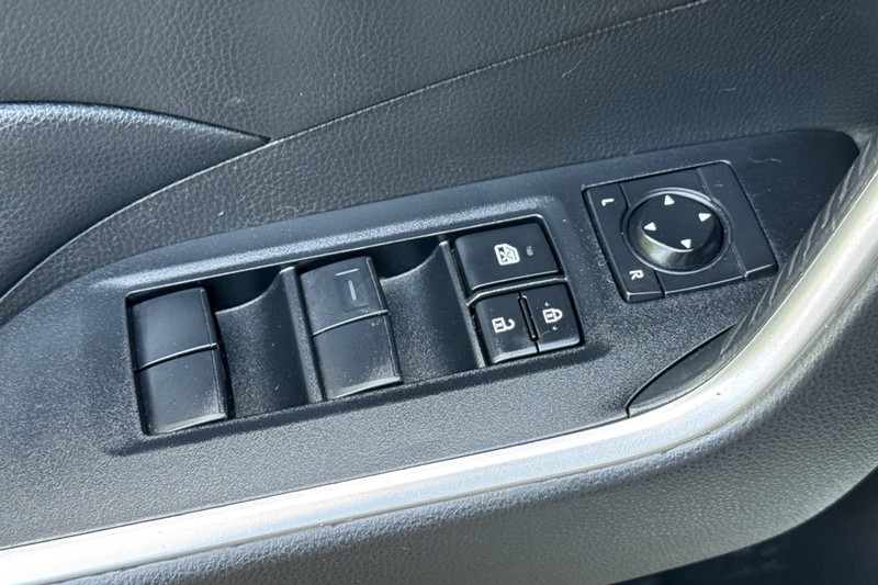 Toyota RAV4 Vehicle Full-screen Gallery Image 12