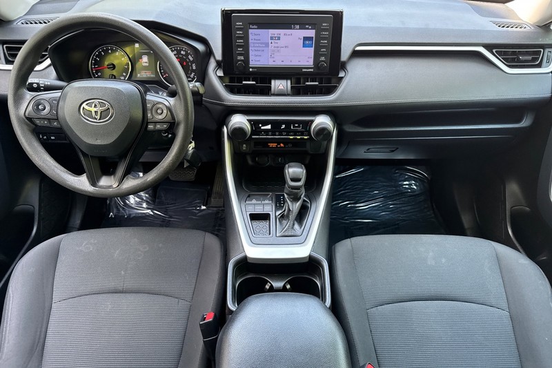Toyota RAV4 Vehicle Full-screen Gallery Image 15