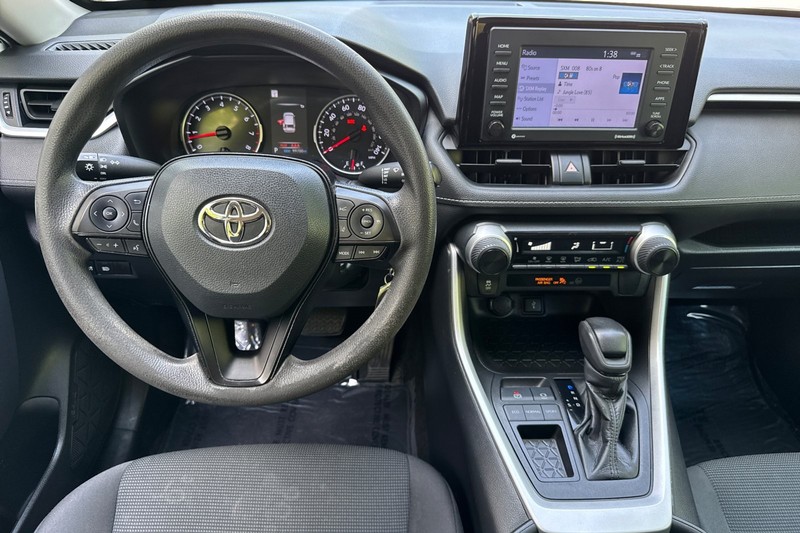 Toyota RAV4 Vehicle Full-screen Gallery Image 16