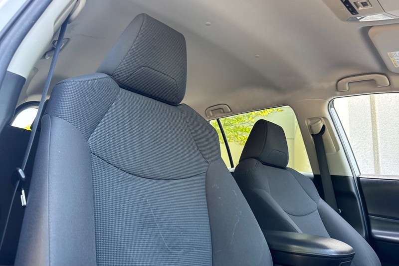 Toyota RAV4 Vehicle Full-screen Gallery Image 19