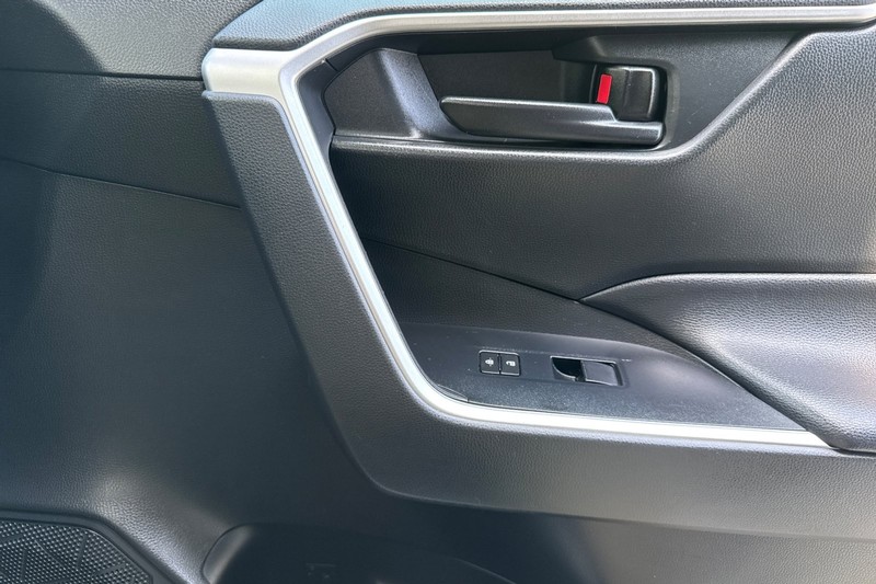 Toyota RAV4 Vehicle Full-screen Gallery Image 20