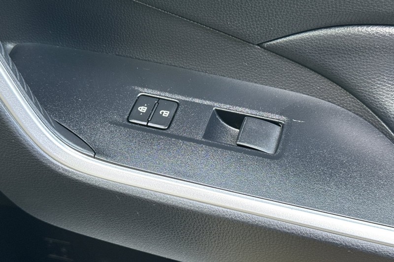 Toyota RAV4 Vehicle Full-screen Gallery Image 21