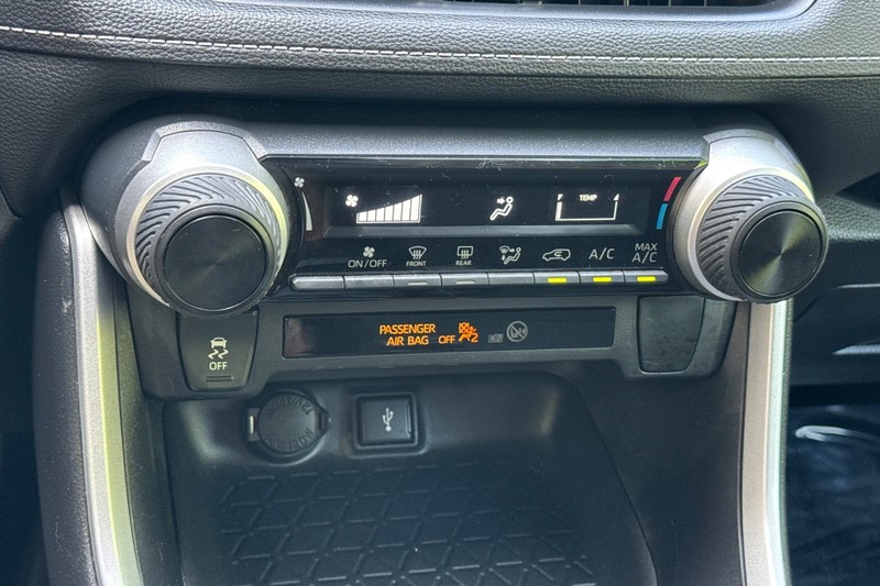 Toyota RAV4 Vehicle Full-screen Gallery Image 27