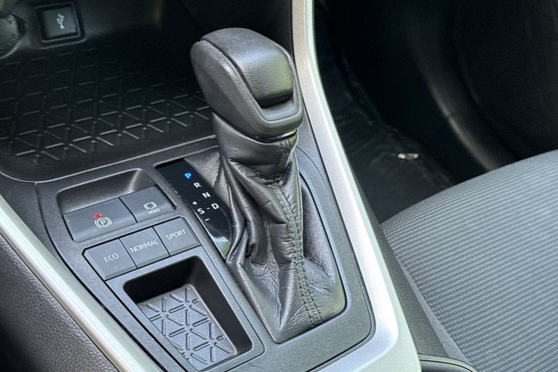 Toyota RAV4 Vehicle Full-screen Gallery Image 33