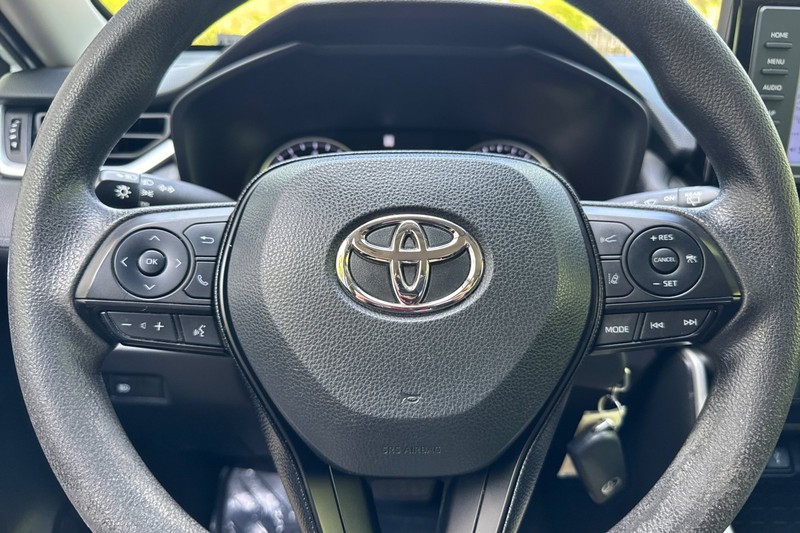 Toyota RAV4 Vehicle Full-screen Gallery Image 34
