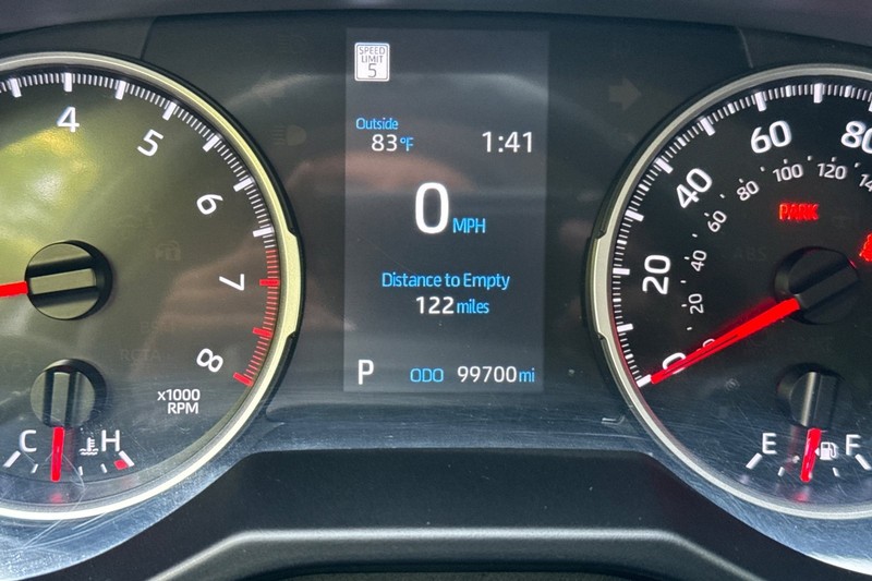 Toyota RAV4 Vehicle Full-screen Gallery Image 40